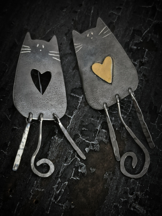 Cercei pisicuță din argint lucrati manual în Cluj. Seria „Pisicuțe” reunește bijuterii delicate din argint 925, realizate manual în atelierul Liana Jewelry din Cluj. [1]