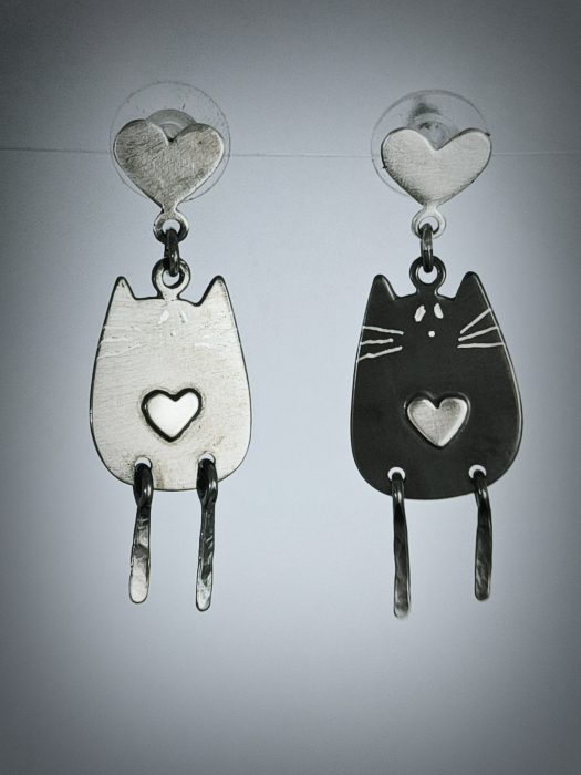 Cercei pisicuță din argint lucrati manual în Cluj. Seria „Pisicuțe” reunește bijuterii delicate din argint 925, realizate manual în atelierul Liana Jewelry din Cluj. [4]