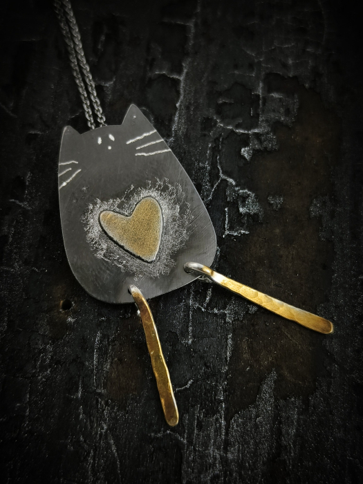 Cercei pisicuță din argint lucrati manual în Cluj. Seria „Pisicuțe” reunește bijuterii delicate din argint 925, realizate manual în atelierul Liana Jewelry din Cluj. [8]