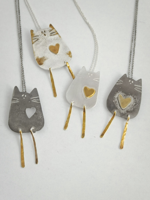 Cercei pisicuță din argint lucrati manual în Cluj. Seria „Pisicuțe” reunește bijuterii delicate din argint 925, realizate manual în atelierul Liana Jewelry din Cluj. [5]