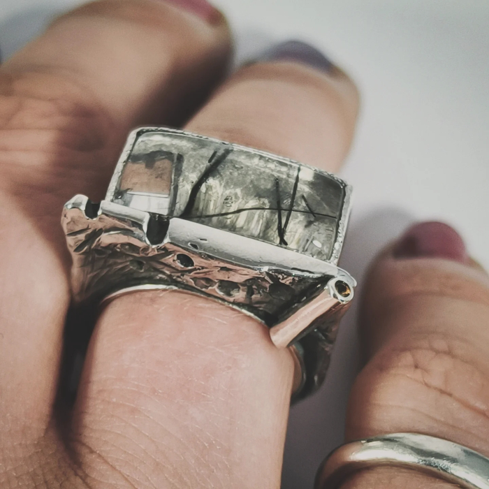 inel de argint Stanca cu cuart cu rutil si safir lucrat manual în Cluj  bijuterie unicat din argint colecția LAVA Liana Jewelry  inel texturat cu detalii din aur și pietre naturale România [4]