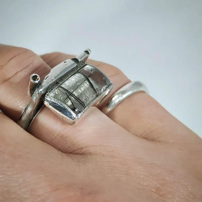 inel de argint Stanca cu cuart cu rutil si safir lucrat manual în Cluj  bijuterie unicat din argint colecția LAVA Liana Jewelry  inel texturat cu detalii din aur și pietre naturale România [3]