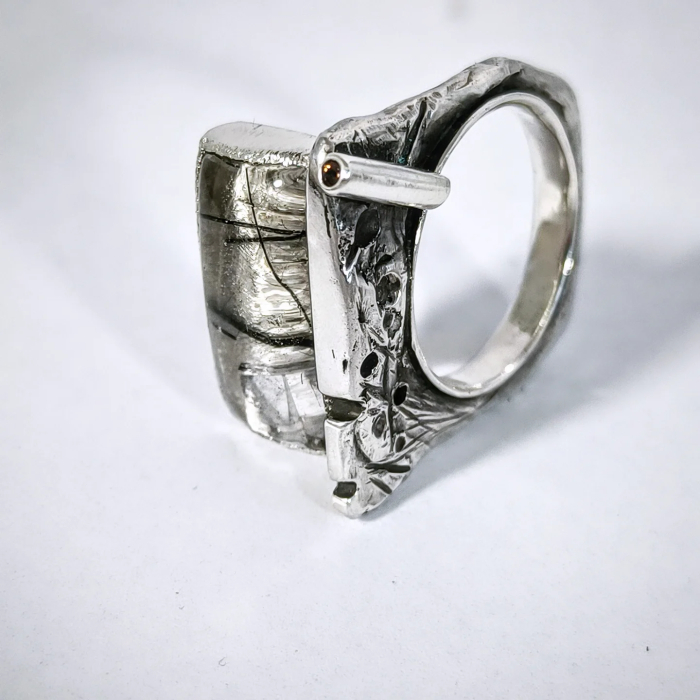 inel de argint Stanca cu cuart cu rutil si safir lucrat manual în Cluj  bijuterie unicat din argint colecția LAVA Liana Jewelry  inel texturat cu detalii din aur și pietre naturale România [2]