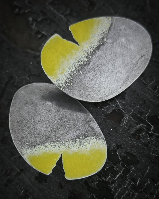 cercei argint patinat cu email galben lucrati manual în Clujanual în Cluj  bijuterie unicat din argint colecția LAVA Liana Jewelry  inel texturat cu detalii din aur și pietre naturale România [2]