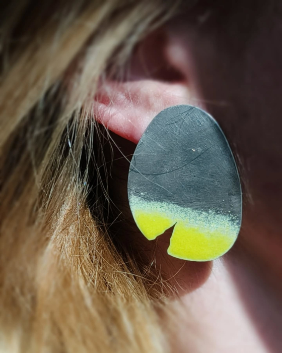 cercei argint patinat cu email galben lucrati manual în Clujanual în Cluj  bijuterie unicat din argint colecția LAVA Liana Jewelry  inel texturat cu detalii din aur și pietre naturale România [1]