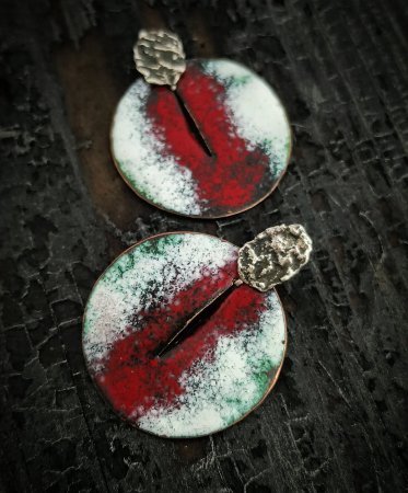 CERCEI - cercei argint patinat cu email rosu si alb lucrati manual în Clujanual în Cluj  bijuterie unicat din argint colecția LAVA Liana Jewelry  inel texturat cu detalii din argint și email România