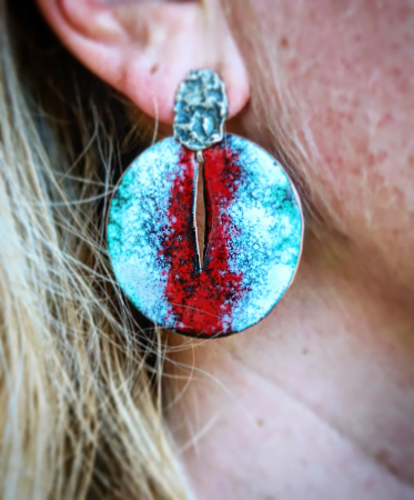 cercei argint patinat cu email rosu si alb lucrati manual în Clujanual în Cluj  bijuterie unicat din argint colecția LAVA Liana Jewelry  inel texturat cu detalii din argint și email România [1]