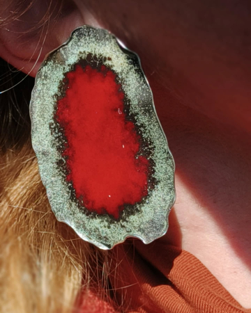 CERCEI - cercei argint patinat cu email rosulucrati manual în Clujanual în Cluj  bijuterie unicat din argint colecția LAVA Liana Jewelry  inel texturat cu detalii din aur și pietre naturale România