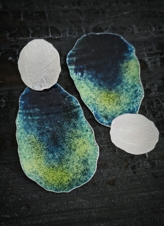 cercei argint patinat cu email verde, albastru, galben lucrati manual în Cluj  colecția Alchimia Culorilor [1]