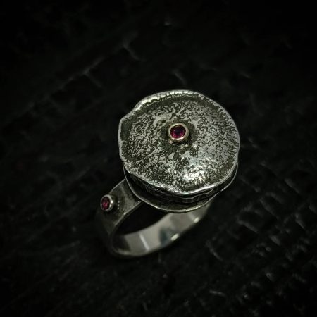Inele - inel de argint Crater cu rubin și granat lucrat manual în Cluj  bijuterie unicat din argint colecția LAVA Liana Jewelry  inel texturat cu detalii din aur și pietre naturale România