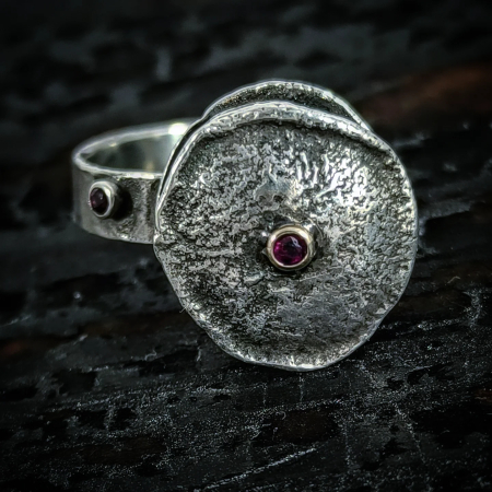 inel de argint Crater cu rubin și granat lucrat manual în Cluj  bijuterie unicat din argint colecția LAVA Liana Jewelry  inel texturat cu detalii din aur și pietre naturale România [2]