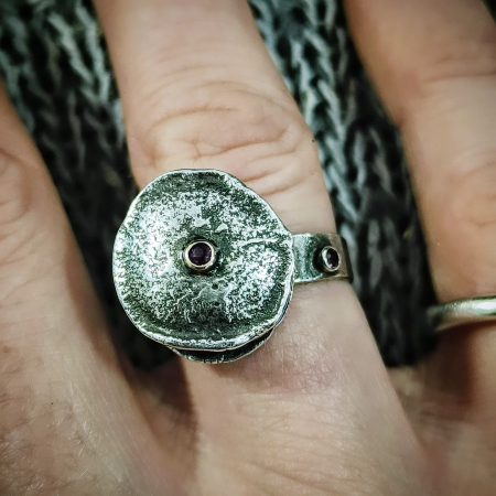 inel de argint Crater cu rubin și granat lucrat manual în Cluj  bijuterie unicat din argint colecția LAVA Liana Jewelry  inel texturat cu detalii din aur și pietre naturale România [1]