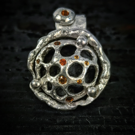 inel de argint Forta pamantului cu citrin si safir lucrat manual în Cluj  bijuterie unicat din argint colecția LAVA Liana Jewelry  inel texturat cu detalii din aur și pietre naturale România [2]