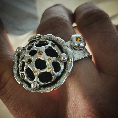 inel de argint Forta pamantului cu citrin si safir lucrat manual în Cluj  bijuterie unicat din argint colecția LAVA Liana Jewelry  inel texturat cu detalii din aur și pietre naturale România [4]