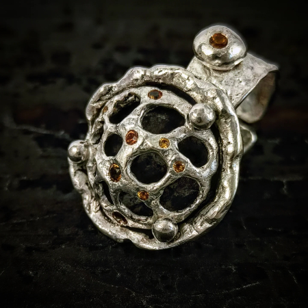 INELE - inel de argint Forta pamantului cu citrin si safir lucrat manual în Cluj  bijuterie unicat din argint colecția LAVA Liana Jewelry  inel texturat cu detalii din aur și pietre naturale România