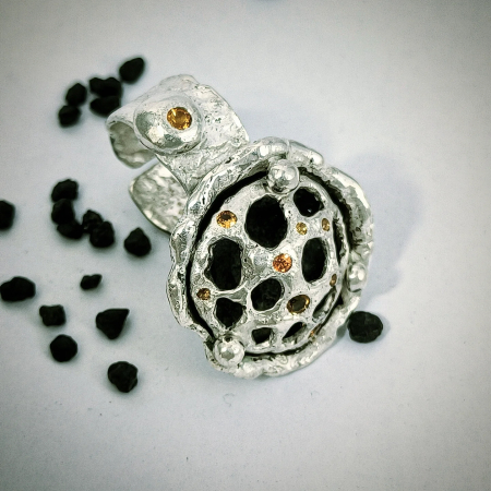 inel de argint Forta pamantului cu citrin si safir lucrat manual în Cluj  bijuterie unicat din argint colecția LAVA Liana Jewelry  inel texturat cu detalii din aur și pietre naturale România [1]