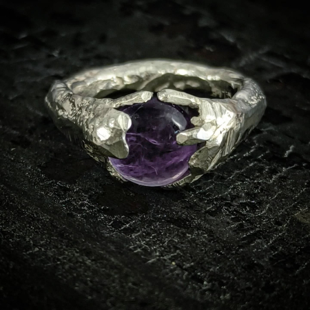 inel de argint Imbratisare cu ametist lucrat manual în Cluj  bijuterie unicat din argint colecția LAVA Liana Jewelry  inel texturat cu detalii din aur și pietre naturale România [4]