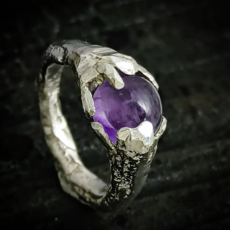 Inele - inel de argint Imbratisare cu ametist lucrat manual în Cluj  bijuterie unicat din argint colecția LAVA Liana Jewelry  inel texturat cu detalii din aur și pietre naturale România