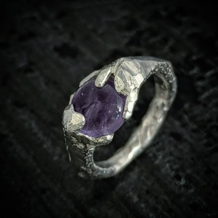 inel de argint Imbratisare cu ametist lucrat manual în Cluj  bijuterie unicat din argint colecția LAVA Liana Jewelry  inel texturat cu detalii din aur și pietre naturale România [3]