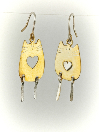 cercei pisicuță din argint lucrati manual în Cluj. Seria „Pisicuțe” reunește bijuterii delicate din argint 925, realizate manual în atelierul Liana Jewelry din Cluj. [3]