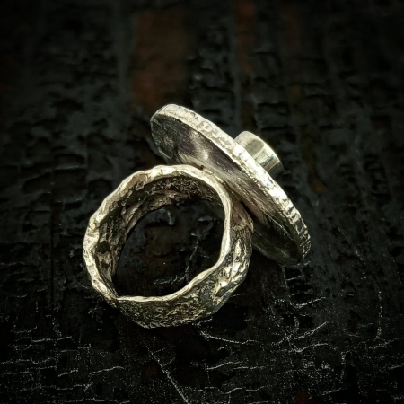 inel de argint Imbratisare cu citrin lucrat manual în Cluj  bijuterie unicat din argint colecția LAVA Liana Jewelry  inel texturat cu detalii din aur și pietre naturale România [3]