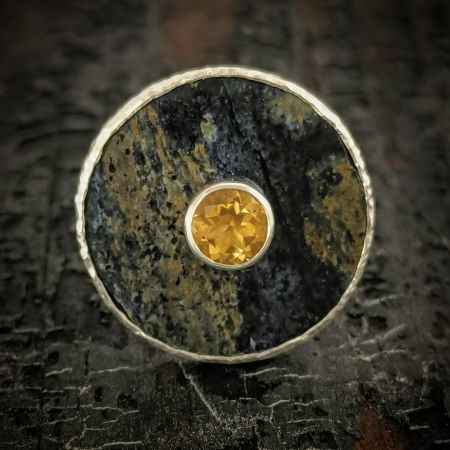 inel de argint Imbratisare cu citrin lucrat manual în Cluj  bijuterie unicat din argint colecția LAVA Liana Jewelry  inel texturat cu detalii din aur și pietre naturale România [1]