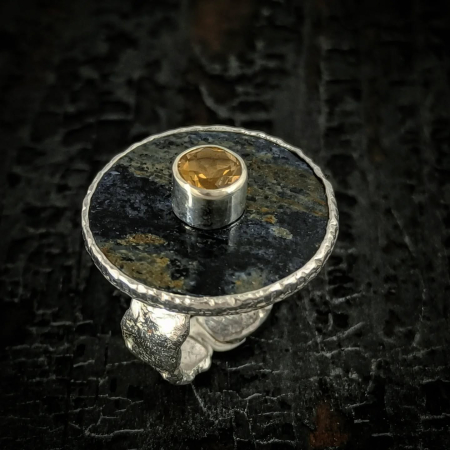 Inele - inel de argint Imbratisare cu citrin lucrat manual în Cluj  bijuterie unicat din argint colecția LAVA Liana Jewelry  inel texturat cu detalii din aur și pietre naturale România