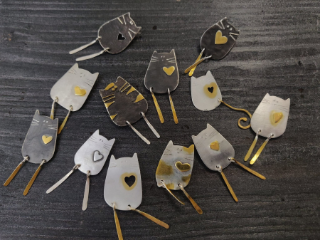 Cercei pisicuță din argint lucrati manual în Cluj. Seria „Pisicuțe” reunește bijuterii delicate din argint 925, realizate manual în atelierul Liana Jewelry din Cluj. [1]