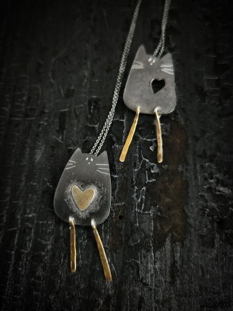 Cercei pisicuță din argint lucrati manual în Cluj. Seria „Pisicuțe” reunește bijuterii delicate din argint 925, realizate manual în atelierul Liana Jewelry din Cluj. [5]