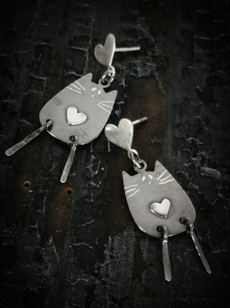 Cercei pisicuță din argint lucrati manual în Cluj. Seria „Pisicuțe” reunește bijuterii delicate din argint 925, realizate manual în atelierul Liana Jewelry din Cluj. [1]