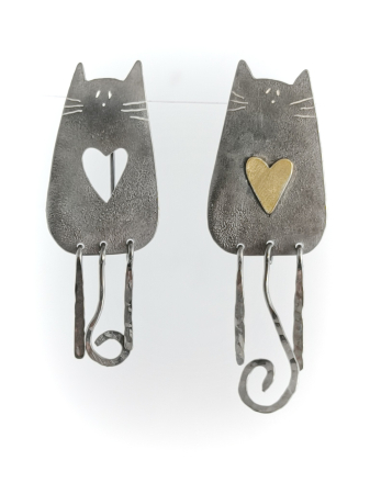 Cercei pisicuță din argint lucrati manual în Cluj. Seria „Pisicuțe” reunește bijuterii delicate din argint 925, realizate manual în atelierul Liana Jewelry din Cluj. [4]