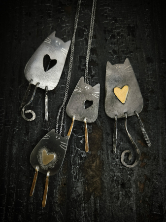 Pandantive - Cercei pisicuță din argint lucrati manual în Cluj. Seria „Pisicuțe” reunește bijuterii delicate din argint 925, realizate manual în atelierul Liana Jewelry din Cluj.