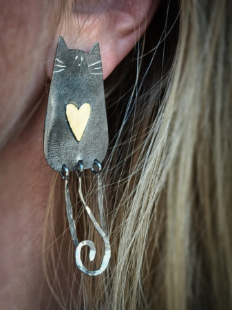 Cercei pisicuță din argint lucrati manual în Cluj. Seria „Pisicuțe” reunește bijuterii delicate din argint 925, realizate manual în atelierul Liana Jewelry din Cluj. [6]