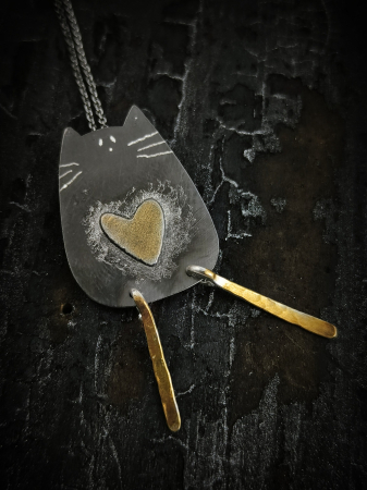 Cercei pisicuță din argint lucrati manual în Cluj. Seria „Pisicuțe” reunește bijuterii delicate din argint 925, realizate manual în atelierul Liana Jewelry din Cluj. [7]