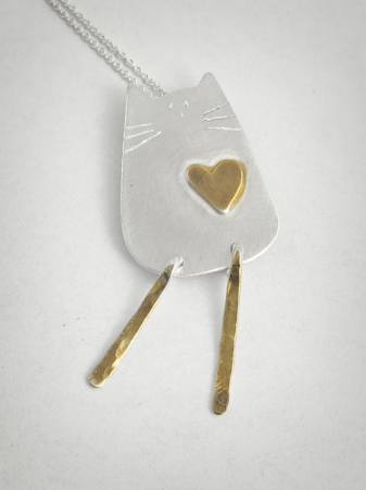 Cercei pisicuță din argint lucrati manual în Cluj. Seria „Pisicuțe” reunește bijuterii delicate din argint 925, realizate manual în atelierul Liana Jewelry din Cluj. [6]