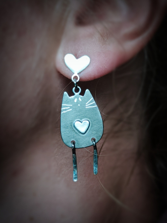 Cercei pisicuță din argint lucrati manual în Cluj. Seria „Pisicuțe” reunește bijuterii delicate din argint 925, realizate manual în atelierul Liana Jewelry din Cluj. [5]