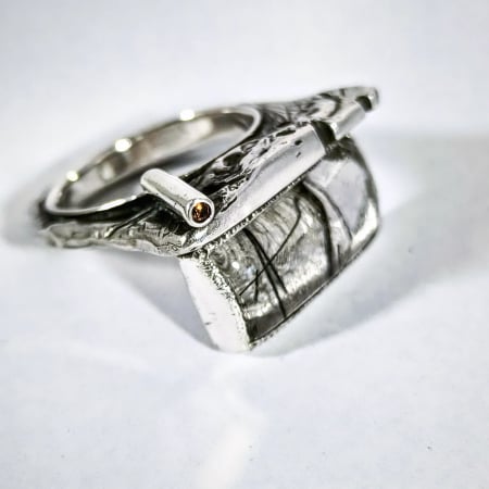 Inele - inel de argint Stanca cu cuart cu rutil si safir lucrat manual în Cluj  bijuterie unicat din argint colecția LAVA Liana Jewelry  inel texturat cu detalii din aur și pietre naturale România