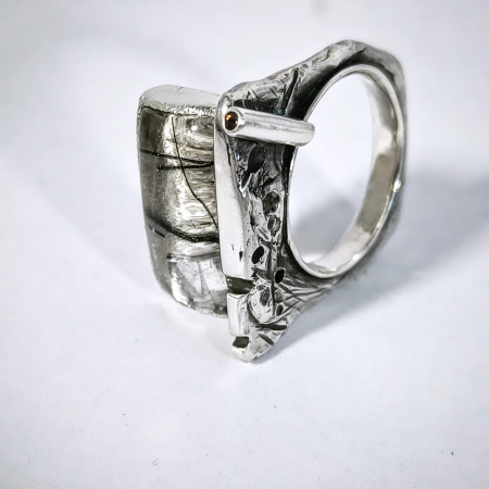 inel de argint Stanca cu cuart cu rutil si safir lucrat manual în Cluj  bijuterie unicat din argint colecția LAVA Liana Jewelry  inel texturat cu detalii din aur și pietre naturale România [1]