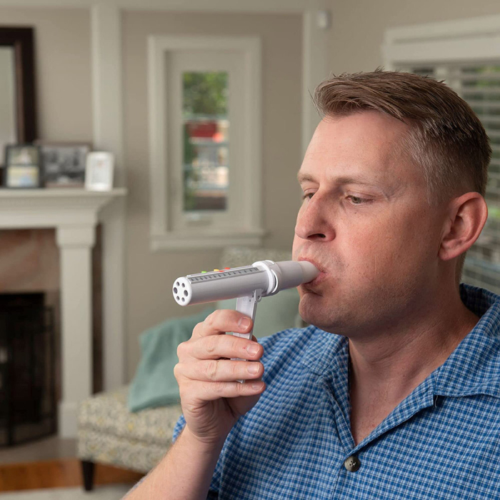 Peak Flow Meter (spirometru portabil) Omron PFM20, destinat monitorizarii precise a volumului maxim de aer respirat [6]