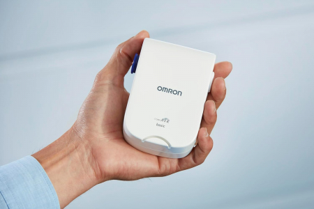 Aparate aerosoli cu compresor - Aparat aerosoli portabil C803 de la Omron ce poate fi tinut in mana, nu face zgomot mult si poate fi utilizat de adulti si copii.