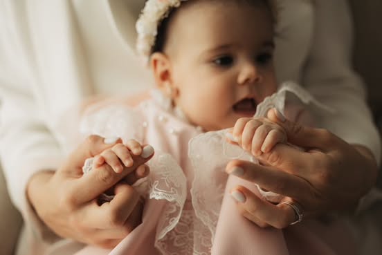 Cât costă un trusou de botez complet în 2026? Ghid de preț + ce trebuie să conțină