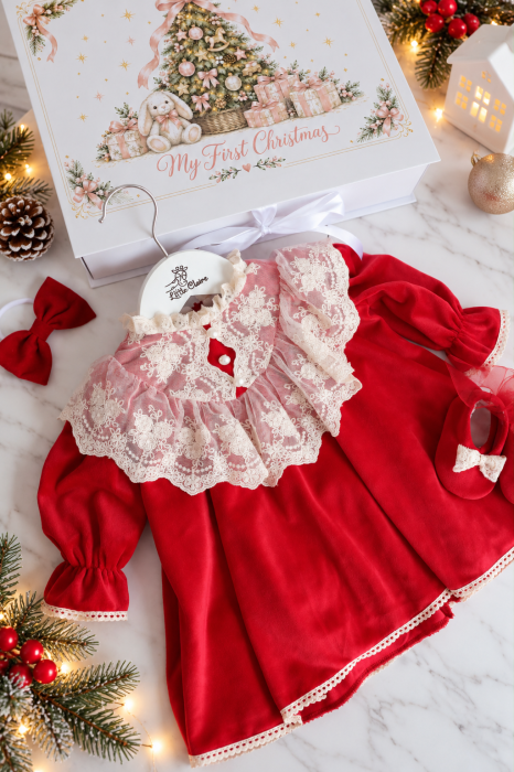 Set cadou Christmas Magic Little Claire cu rochiță roșie din catifea și dantelă ivoire, botoșei, bentiță și cutie de Crăciun. [3]