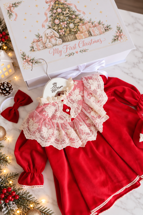 Set cadou Christmas Magic Little Claire cu rochiță roșie din catifea și dantelă ivoire, botoșei, bentiță și cutie de Crăciun. [4]