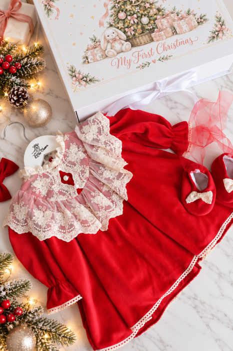 Set cadou Christmas Magic Little Claire cu rochiță roșie din catifea și dantelă ivoire, botoșei, bentiță și cutie de Crăciun. [5]