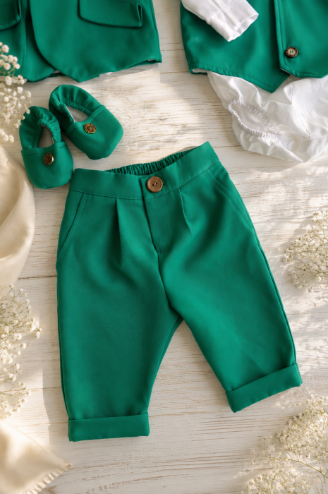 Costum elegant băieți 7 piese verde crud din stofă Barbie premium, cu sacou căptușit cu bumbac și body tip cămașă din bumbac. Ideal pentru botez, nuntă și evenimente speciale. [2]