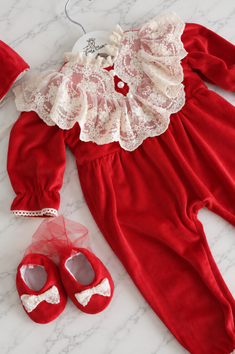 Set cadou Little Christmas Angel cu salopetă roșie din catifea, dantelă ivoire, botoșei, bentiță și cutie My First Christmas. [3]