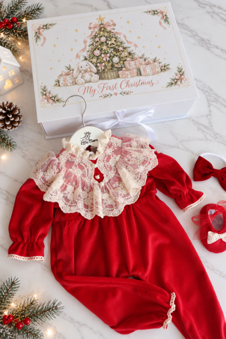 Set cadou Little Christmas Angel cu salopetă roșie din catifea, dantelă ivoire, botoșei, bentiță și cutie My First Christmas. [2]