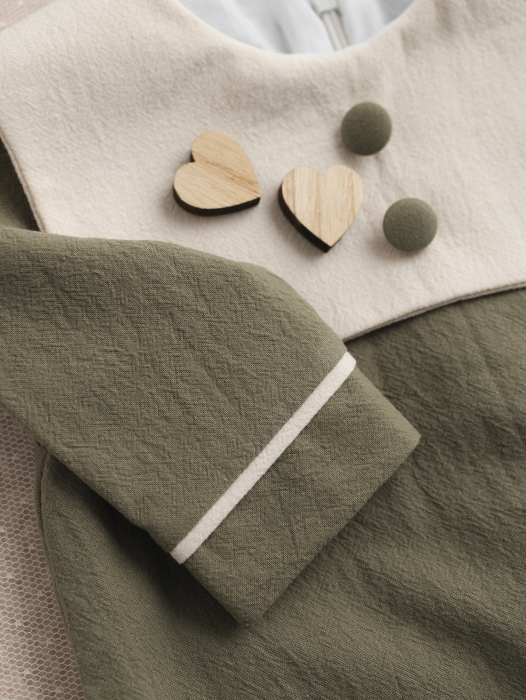 Salopetă băiețel botez Marc – olive din bumbac prespălat, căptușită cu bumbac premium [2]