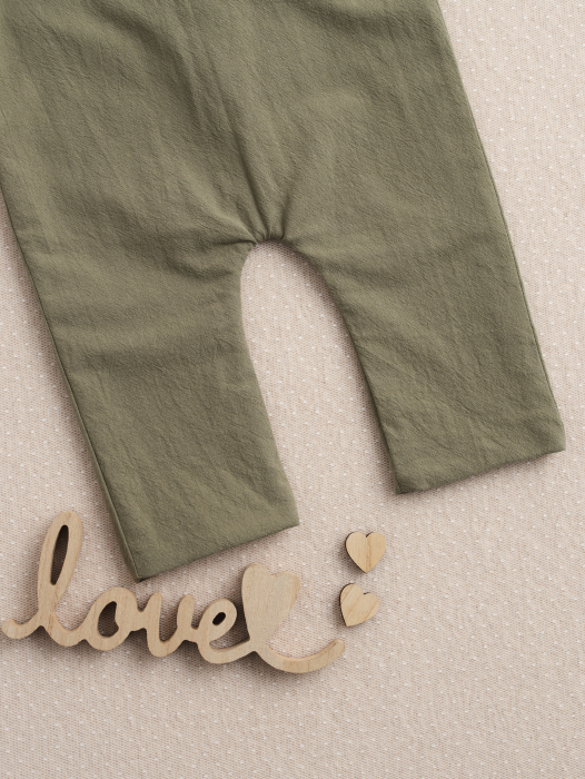 Salopetă băiețel botez Marc – olive din bumbac prespălat, căptușită cu bumbac premium [6]
