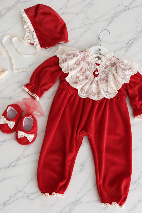 Salopetă elegantă Noëlle – catifea roșie cu dantelă ivory -Little Claire [3]